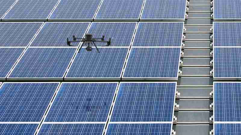 彩神vll以无人机搭配IR Sensor热显像技术进行全方面模块健检，，，，有效降低人力成本并提升发电量