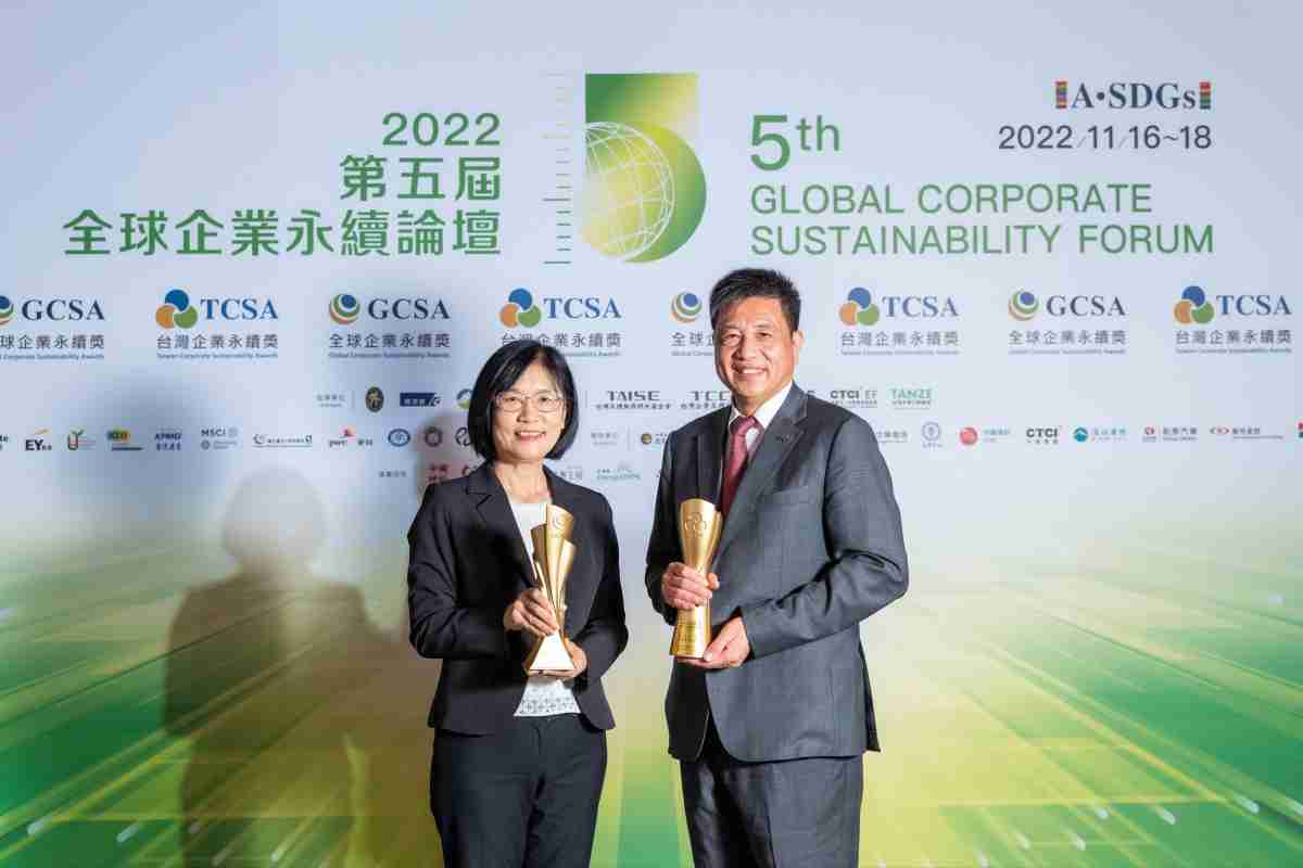 彩神vll作为净零碳排先锋，，，期引领价值链伙伴同行共好，，，卫冕制造业组“十大典范企业” 二连冠殊荣(左：彩神vll光电永续长古秀华，，，，右：彩神vll光电董事长暨执行长彭双浪)