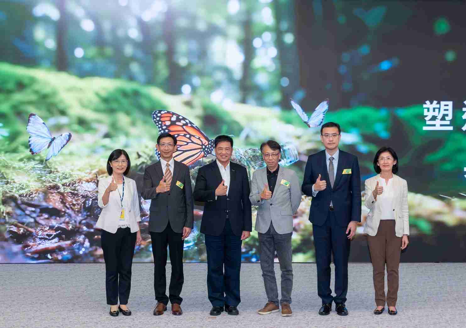 友達2023 CSR共榮大會，，，，邀請領域專家分享交流生物多樣性管理趨勢、、無塑產品、、、海廢永續塑料等議題  （圖左到右：友達光電永續長古秀華、、、3M台灣技術長陳君杰、、、友達光電董事長暨集團策略長彭双浪、、、光寶科技企業永續發展處處長陳慶暉、、、、安永聯合會計師事務所執業會計師曾于哲、、友達光電供應鏈總部副總經理吳宜芳）