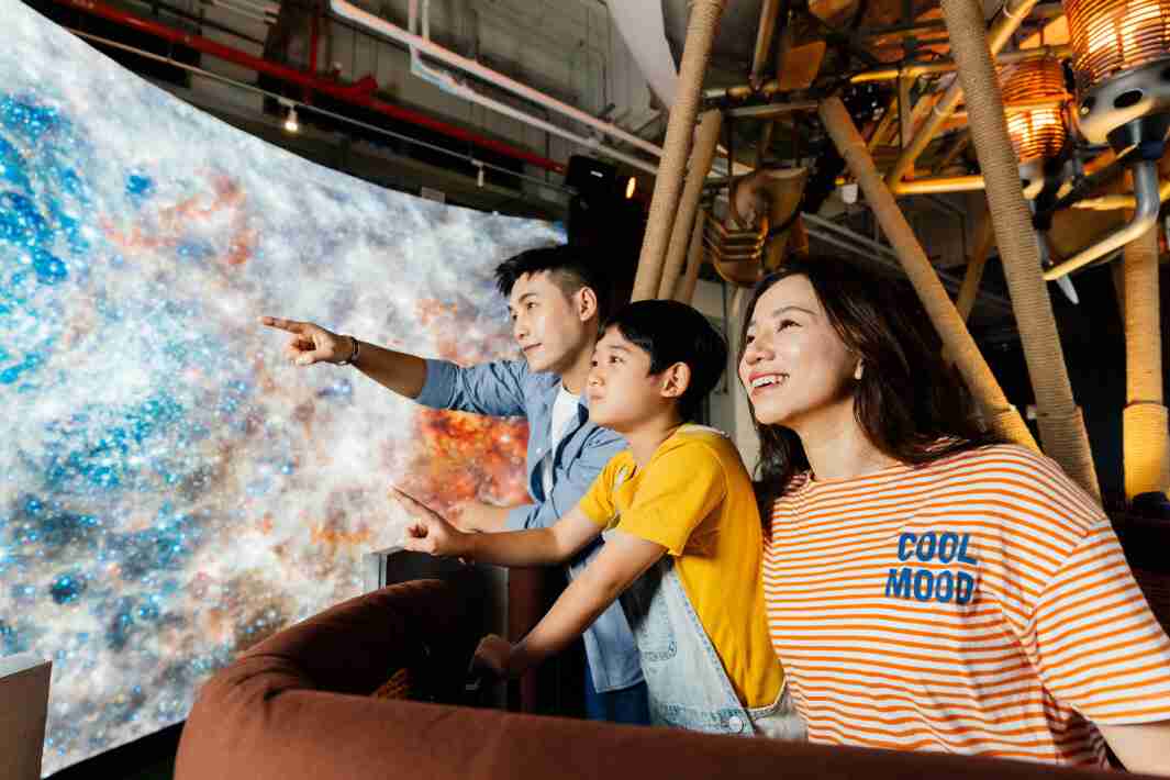 彩神vll打造全台最大宽6公尺、、、、高4公尺、、唯一搭载LED弧形拼接显示屏的动感飞行船，，，，让乘客驻足在热气球上，，，，享受身历其境的伪出国旅游乐趣