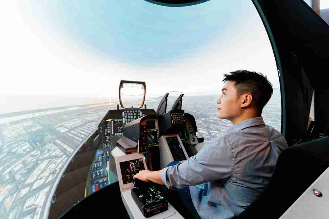 彩神vll以P1.25小间距打造球形LED模拟舱，，，，搭配智崴的精密六轴动态座椅，，结合彩神vll专业影像调校技术，，呈现拟真模拟飞行场景