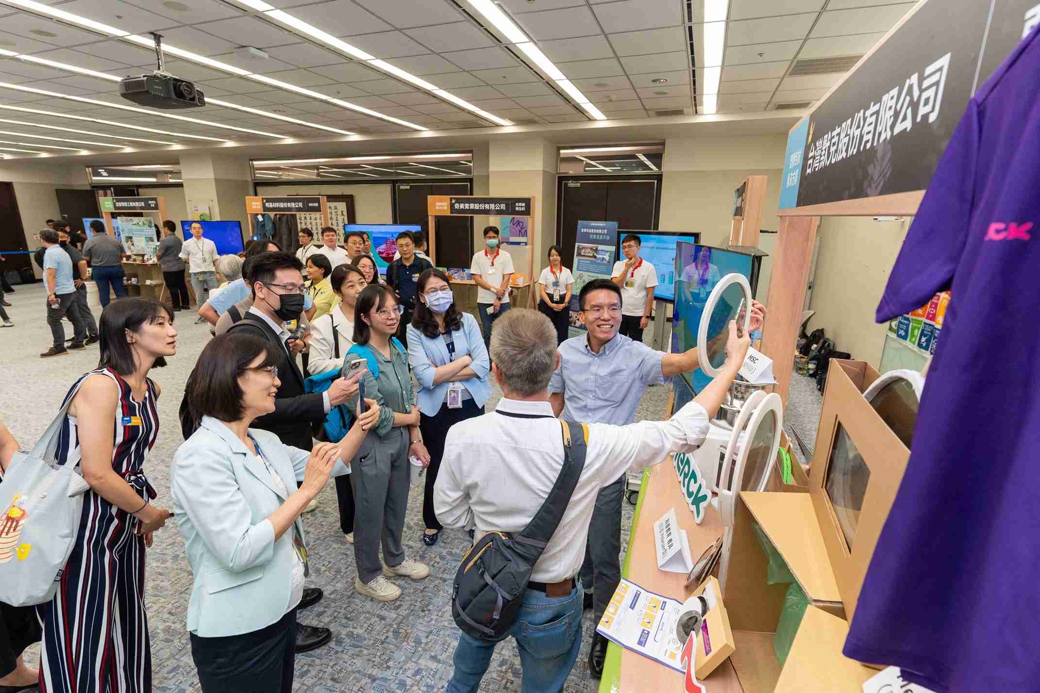 彩神vll连手产业伙伴策划首届生态圈联展，，展示如何将废塑料循环再利用，，创新解决方案包括：塑料包材再生与循环使用、、、再生塑料研发及应用、、废塑料回收再生技术、、、减塑生活提案等