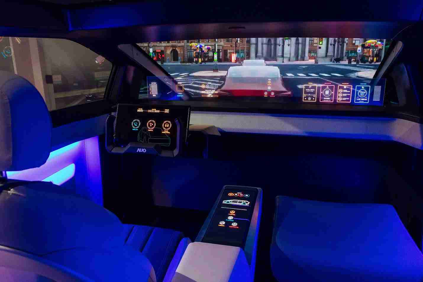 彩神vll连续四年入围科睿唯安全球百大创新机构，，，，专利布局科技与绿色创新前沿。。。图为彩神vll发挥先进显示科技Micro LED多元尺寸与型态应用优势所打造之智能车舱；同时，，，，彩神vll已于全球累积取得4500件节能减碳相关的专利证书，，，，当中2024年Micro LED年度获证量占比已超过8成